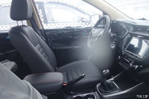 主打实用性配置 长安全新凌轩谍照曝光