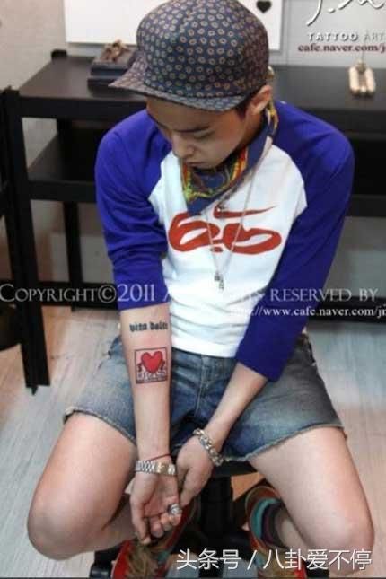 权志龙和陈伟霆同框比帅,被说输惨了,但你看到他的新纹身了吗?