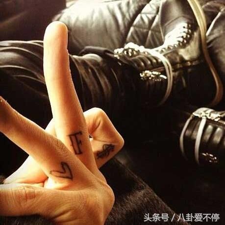 权志龙和陈伟霆同框比帅,被说输惨了,但你看到他的新纹身了吗?