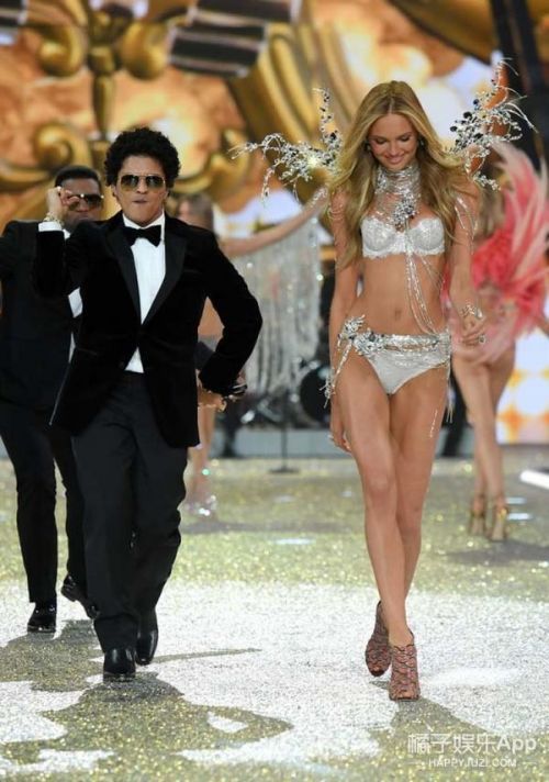 维秘三位歌手人手一双恨天高,却还够不着模特的脖子