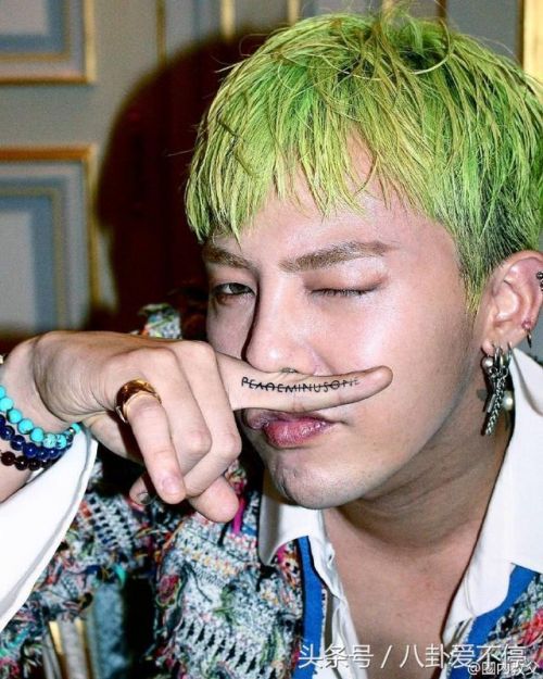 权志龙和陈伟霆同框比帅,被说输惨了,但你看到他的新纹身了吗?