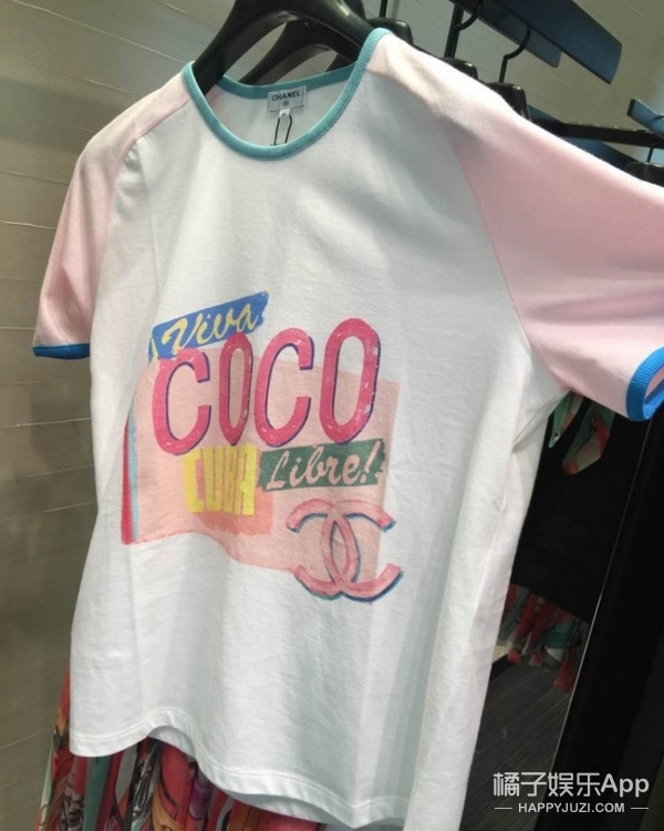 \ 香奈儿好几年不出T恤,一出立马就成了爆款,明星们都抢着穿