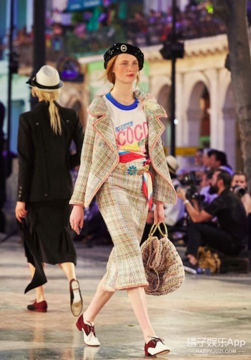 \ 香奈儿好几年不出T恤,一出立马就成了爆款,明星们都抢着穿