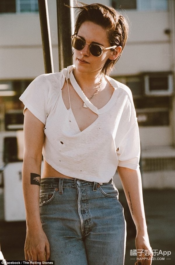 暮光女大跳钢管舞,帅T耍酷、玩性感都