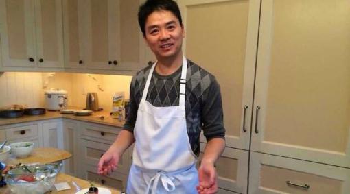 刘强东化身暖男大厨双十一玩直播做菜