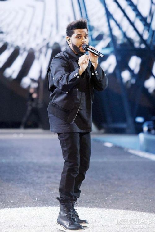 维秘三位歌手人手一双恨天高,却还够不着模特的脖子