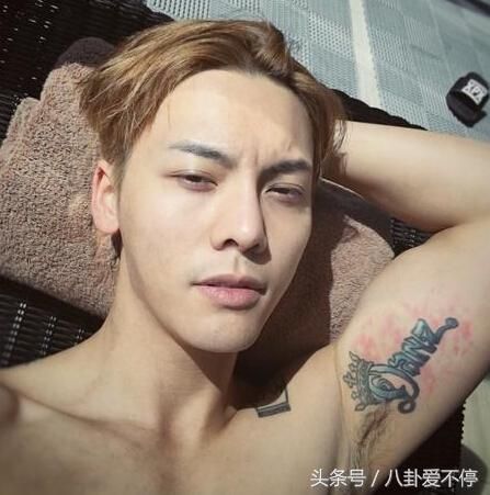 权志龙和陈伟霆同框比帅,被说输惨了,但你看到他的新纹身了吗?
