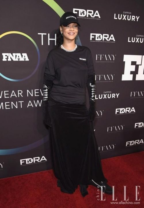 蕾哈娜现身鞋履设计大奖 运动style还得向她看齐!