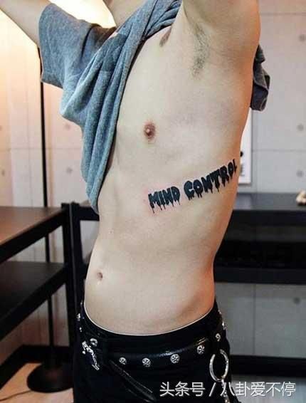 权志龙和陈伟霆同框比帅,被说输惨了,但你看到他的新纹身了吗?