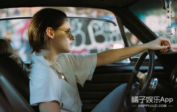 暮光女大跳钢管舞,帅T耍酷、玩性感都