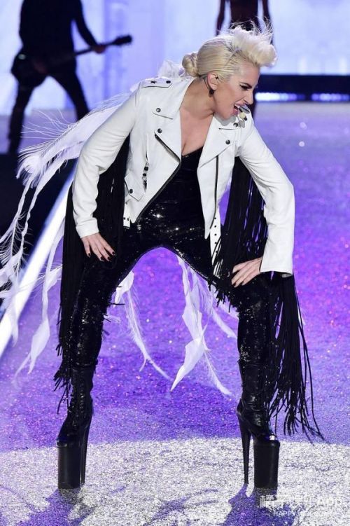 维秘三位歌手人手一双恨天高,却还够不着模特的脖子