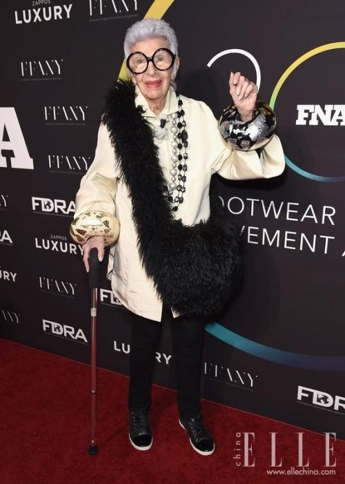 蕾哈娜现身鞋履设计大奖 运动style还得向她看齐!