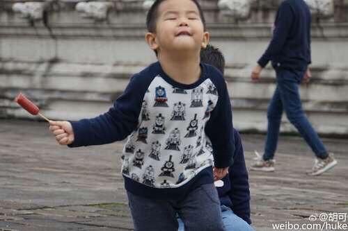 终于知道小鱼儿拿着香肠奔跑的照片像谁了 心疼他3秒