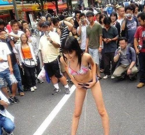 笑话十则：大姐，街上这么多人你就尿尿这样不好吧