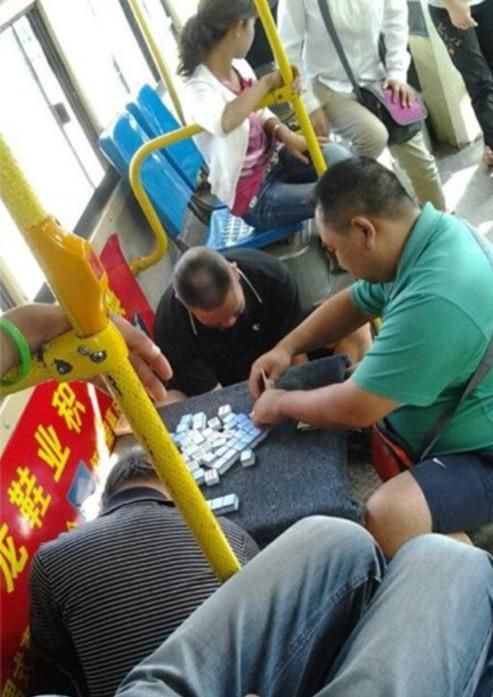 段子：妹子这动作容易让人浮想翩翩