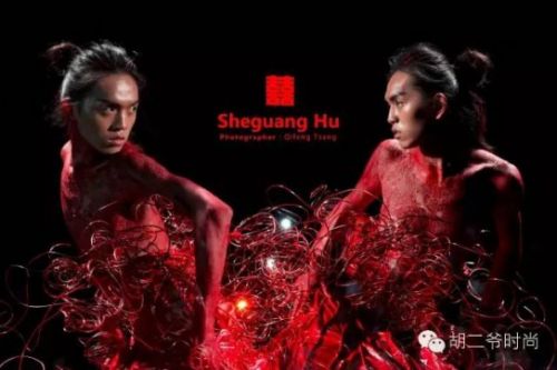 一己之力称霸全球秀场 胡社光稳坐时尚圈霸主席位