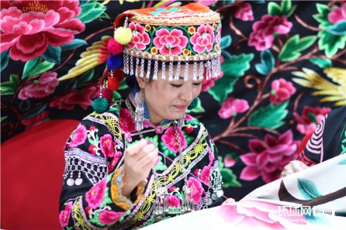楚雄彝绣作品迈向国际舞台 千年赛装尽显彝乡风姿