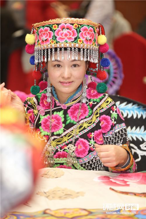 楚雄彝绣作品迈向国际舞台 千年赛装尽显彝乡风姿