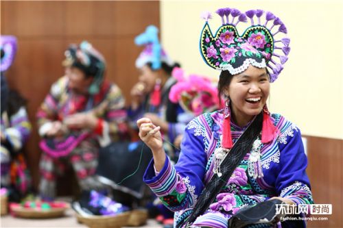 楚雄彝绣作品迈向国际舞台 千年赛装尽显彝乡风姿