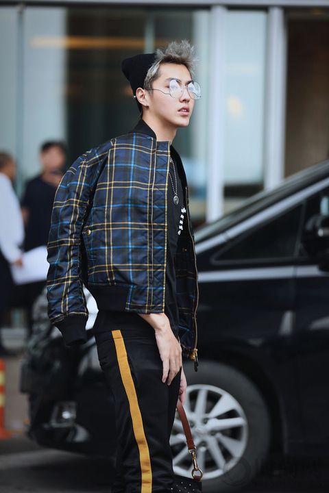 不仅仅是代言，吴亦凡更是用自己的方式演绎英伦风