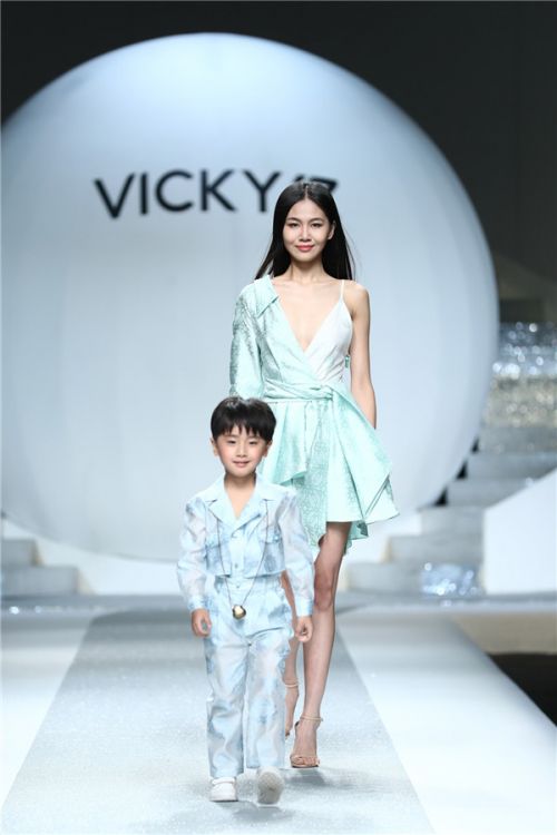 许馨尹发布最新设计，Vicky’Z亲子文化传遍全“球”