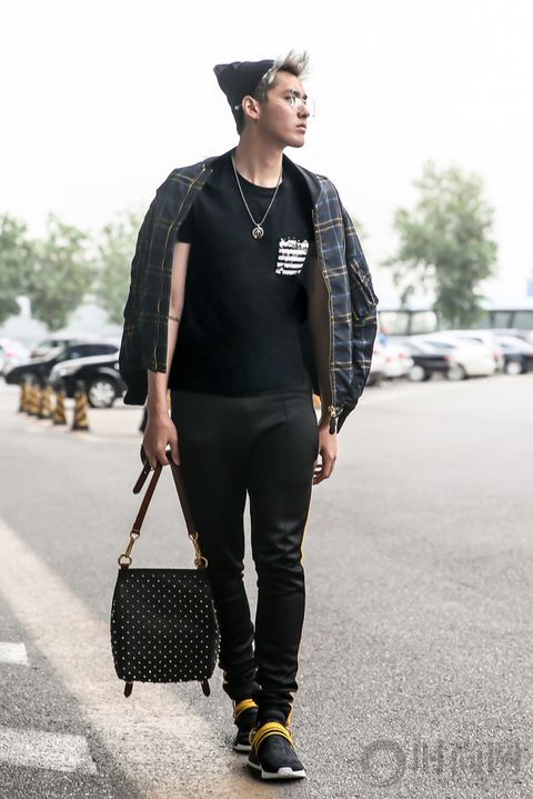 不仅仅是代言，吴亦凡更是用自己的方式演绎英伦风
