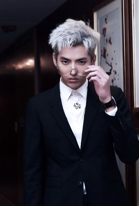 不仅仅是代言，吴亦凡更是用自己的方式演绎英伦风