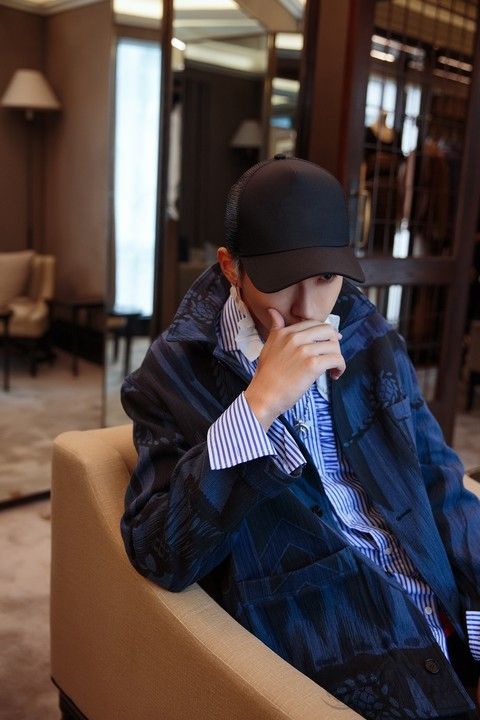 不仅仅是代言，吴亦凡更是用自己的方式演绎英伦风