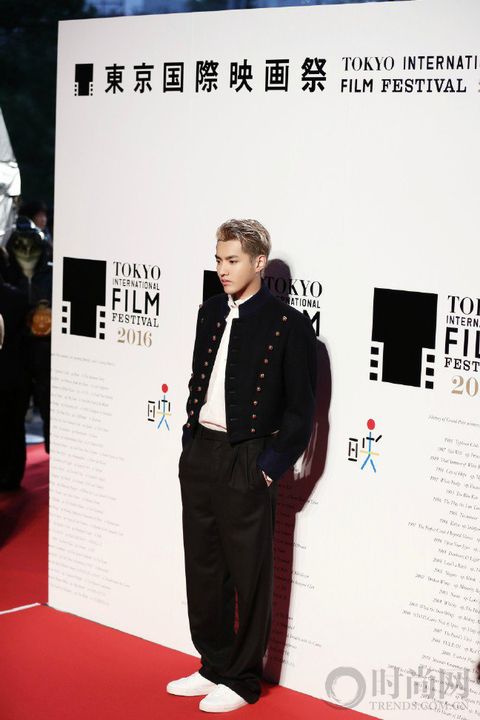 不仅仅是代言，吴亦凡更是用自己的方式演绎英伦风