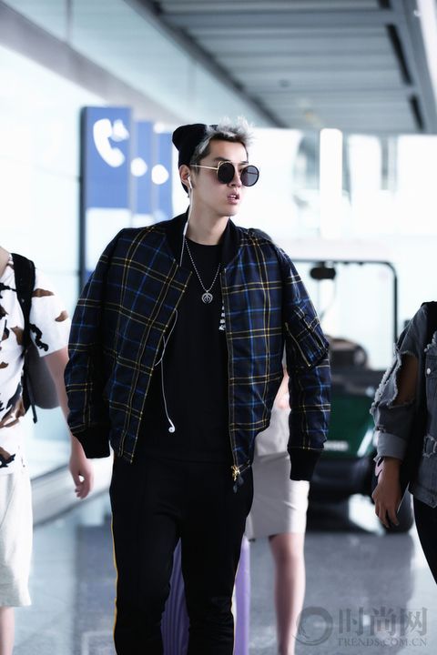 不仅仅是代言，吴亦凡更是用自己的方式演绎英伦风