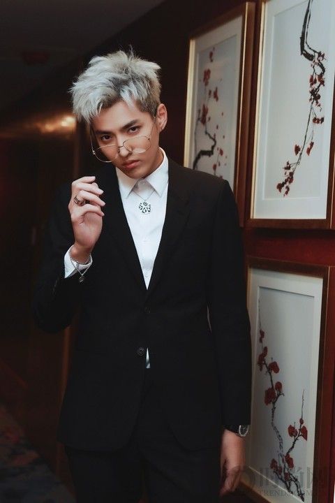 不仅仅是代言，吴亦凡更是用自己的方式演绎英伦风