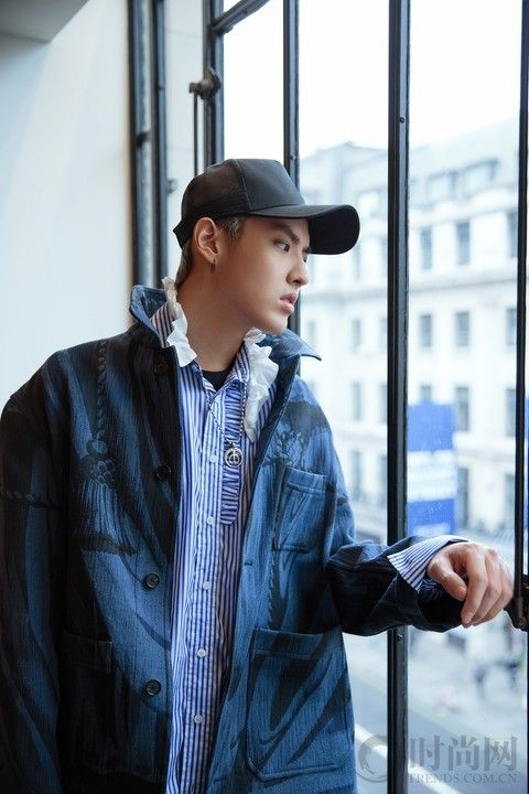 不仅仅是代言，吴亦凡更是用自己的方式演绎英伦风