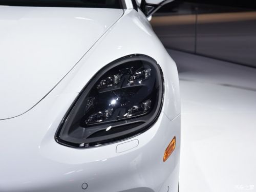 Panamera 4 E-Hybrid行政加长版首发