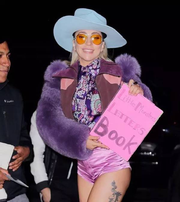 女王归来，Lady Gaga 造型恢复戏剧化！！