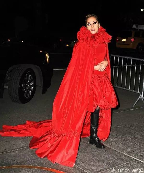 女王归来，Lady Gaga 造型恢复戏剧化！！