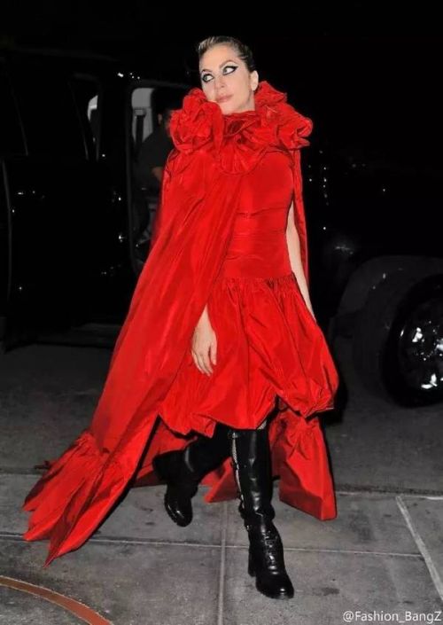 女王归来，Lady Gaga 造型恢复戏剧化！！