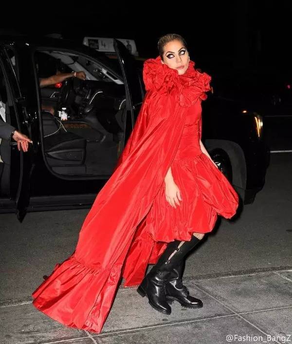 女王归来，Lady Gaga 造型恢复戏剧化！！