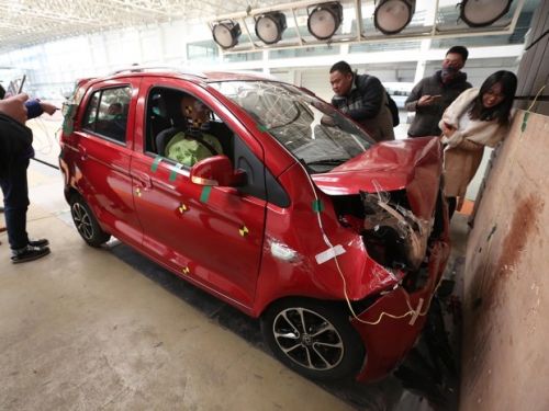 碰撞惨不忍睹 中消协建议不购买代步车