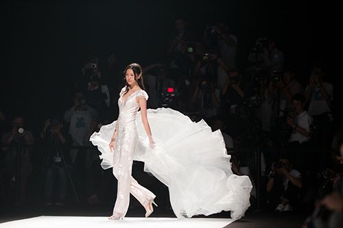 ”仲夏夜织梦——生如夏花”葛澜婚纱2017上海国际时装周春夏新品发布