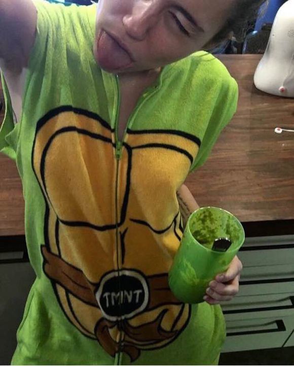 麦莉和锤弟秀恩爱秒变可爱女人!你猜她结婚会咋穿?