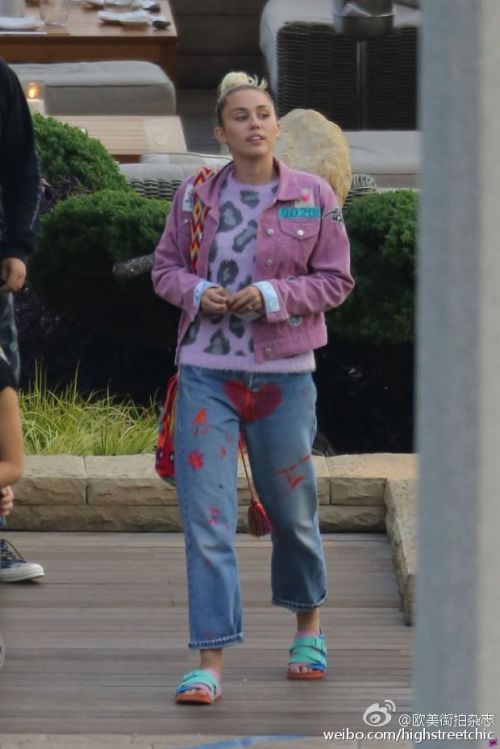 麦莉和锤弟秀恩爱秒变可爱女人!你猜她结婚会咋穿?