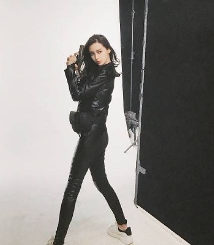 林志玲、Angelababy、孙耀琦 穿皮夹克演绎秋冬时尚