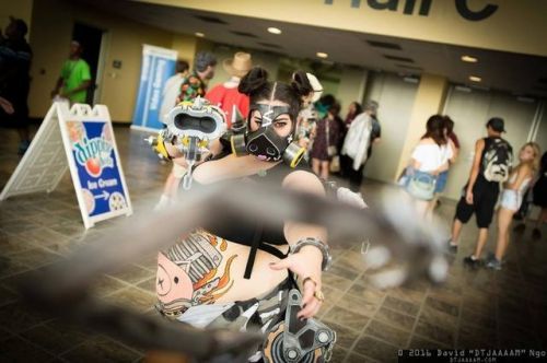 《守望先锋》女版路霸COS 豪乳演绎杀手魅力