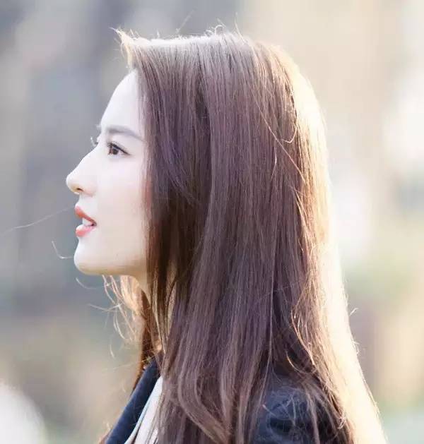 原来我们和动漫少女之间，只有一个特效的距离