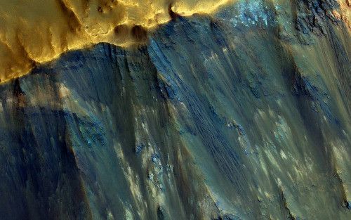 NASA拍摄火星冲击坑图像：色彩斑斓 层次分明