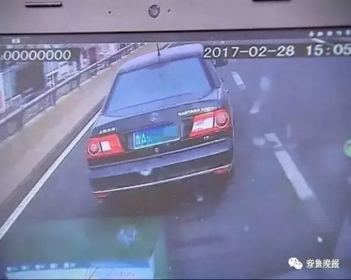 小车故意挡救护车 病人经抢救无效死亡私家车司机行为惹众怒