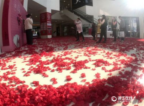 杭州商场花瓣铺路 情人节很应景增添了浪漫气息