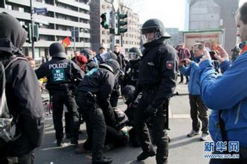 那不勒斯发生骚乱 冲突人群中有许多球迷和左派激进分子