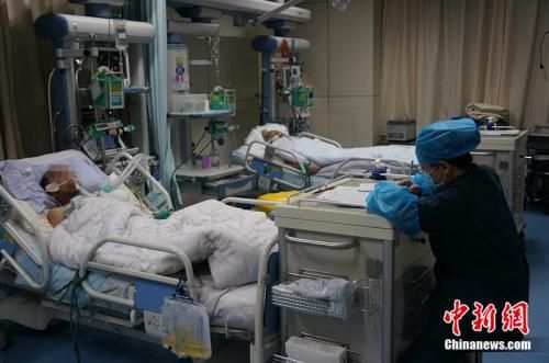 资料图：2017年1月27日，滨州医学院附属医院急诊科重症监护室，护士正在忙碌。中新网邱宇摄