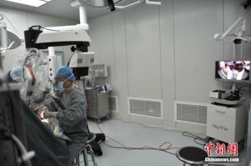 2016年4月，云南直播脑科手术，百名基层医生现场观看学习。图为手术室里正在实时直播手术过程。中新社记者任东摄